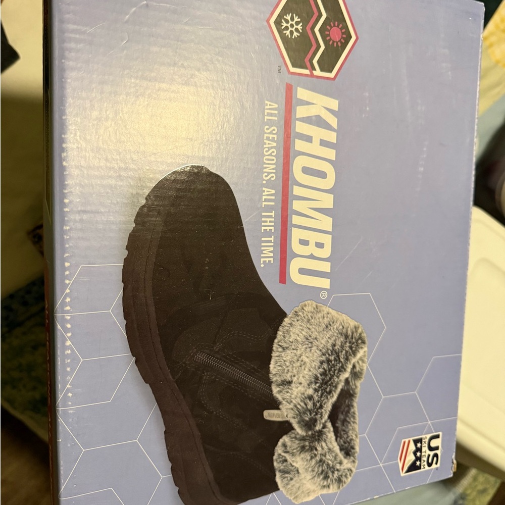 Khombu Kids Black Boots with Faux Fur
